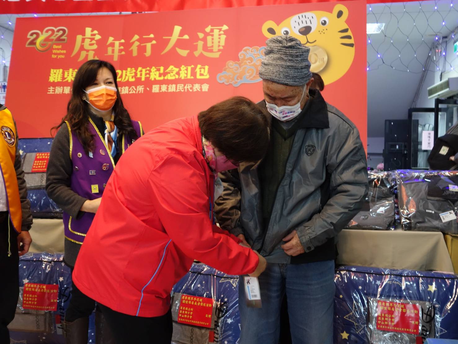 羅東公所結合社團送暖衣