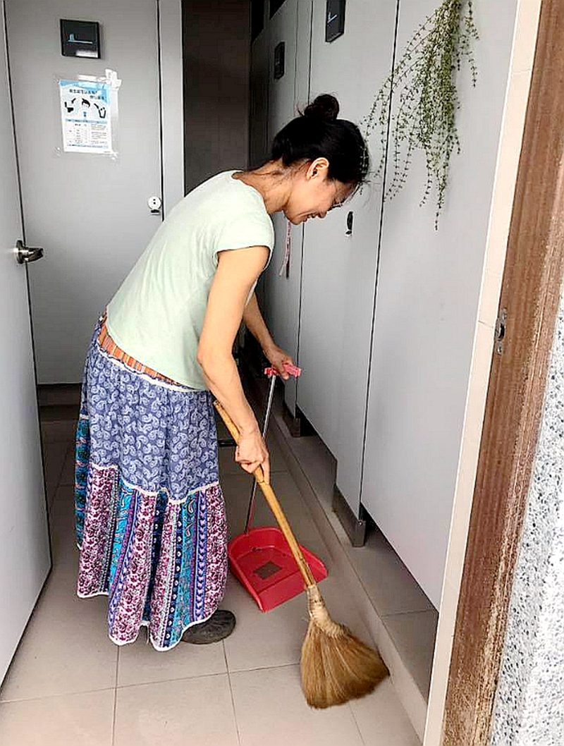 趙書琴在打掃火車站的廁所,像在打掃自己家的一樣