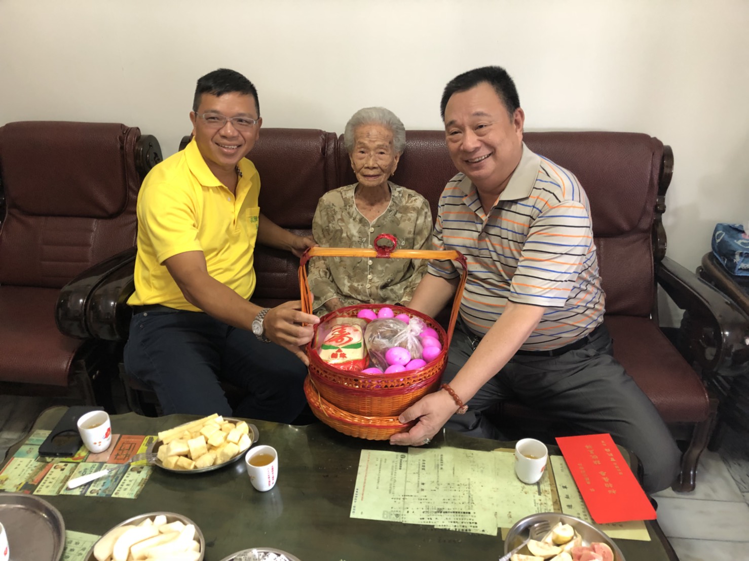 送上象徵長壽的豬腳麵線