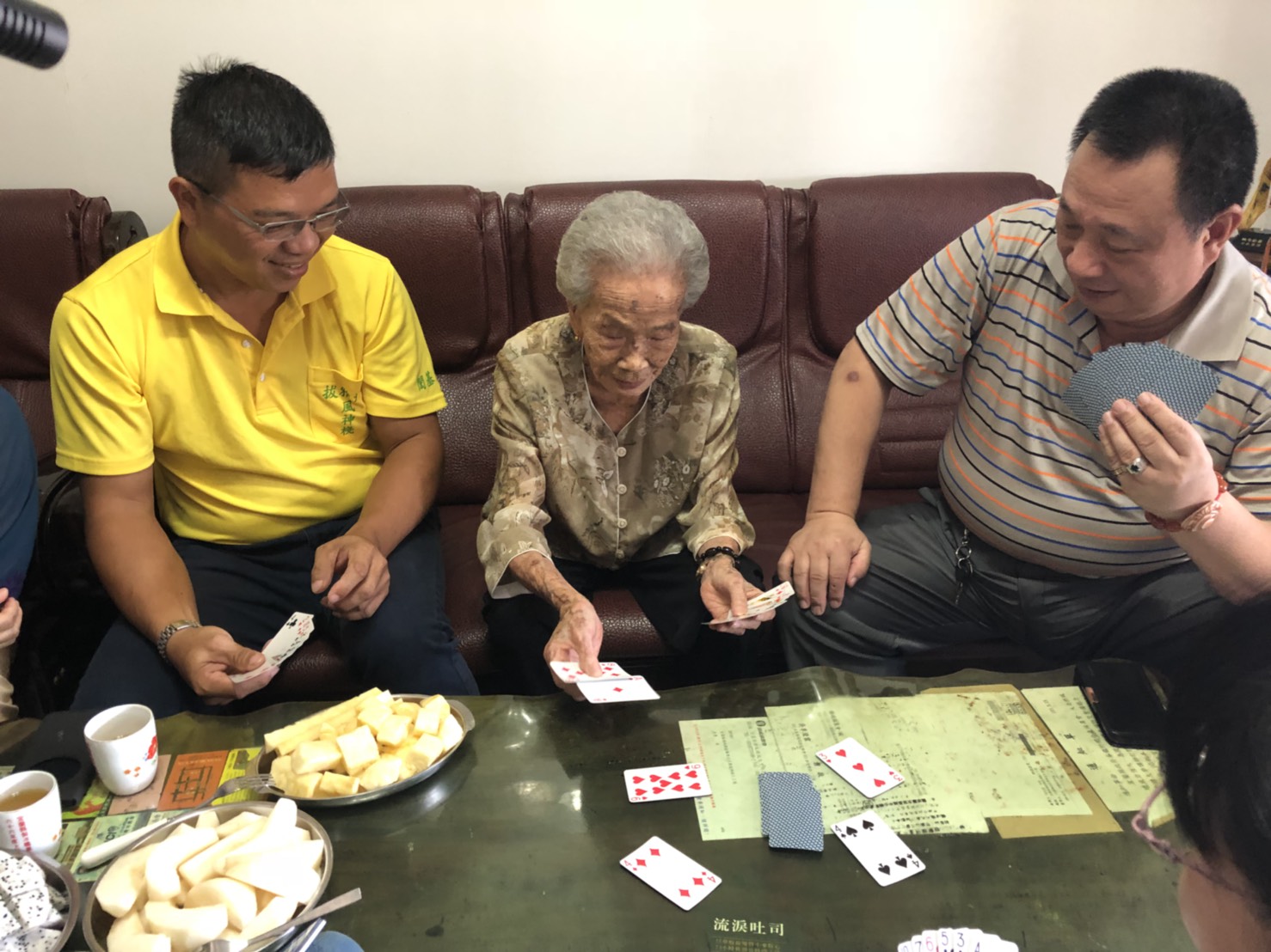 曹乾舜鎮長和林老奶奶撿紅點