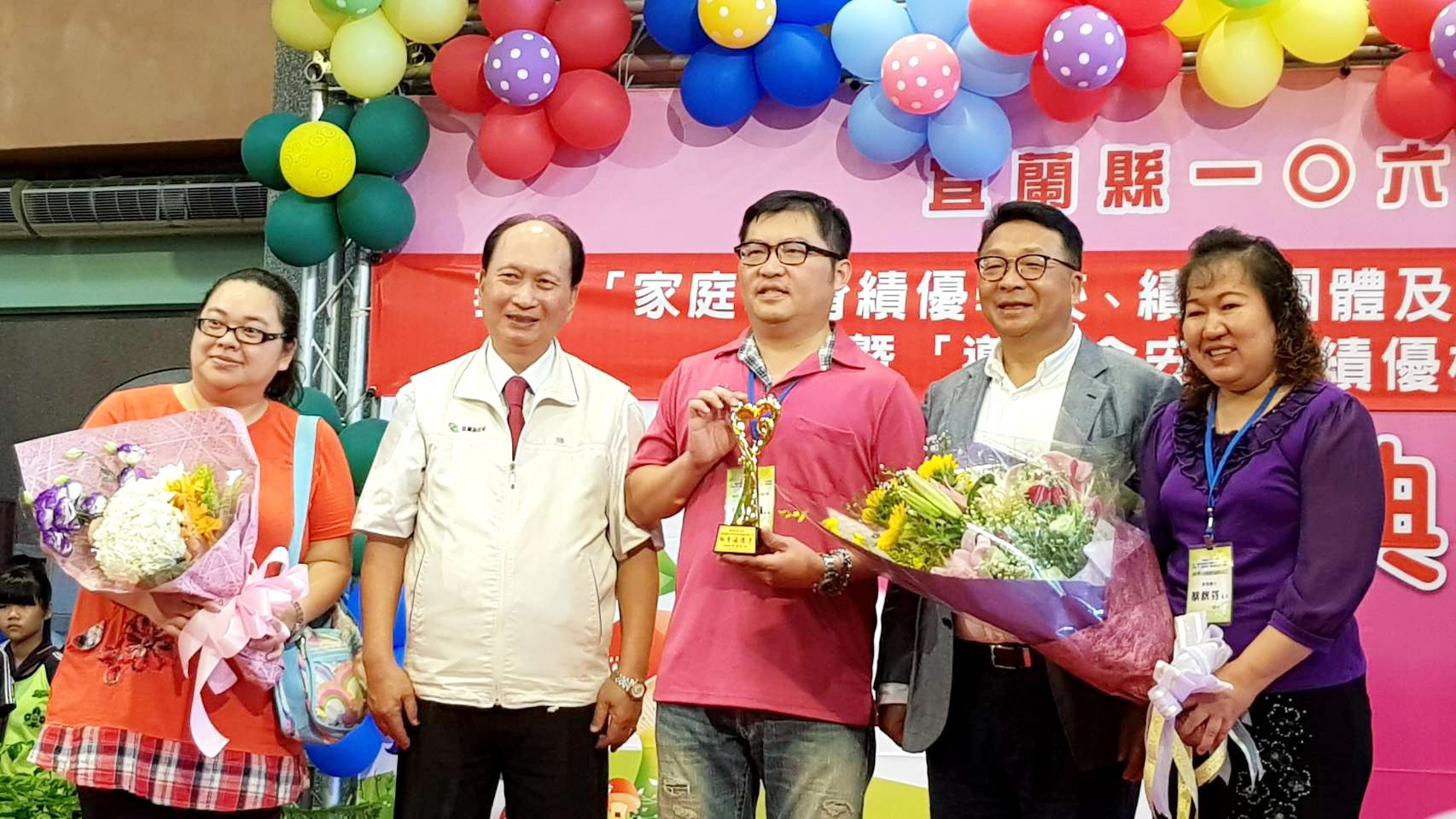 縣長吳澤成（左2）和立委陳歐珀（右2）與受獎志工一起合影。