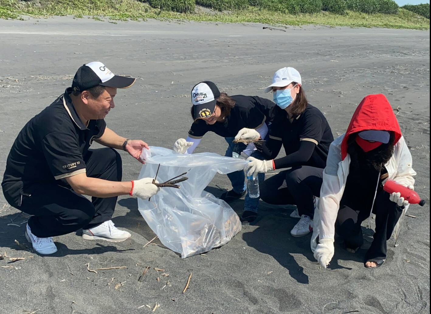 蘭陽21志工隊再度出擊 七十餘房仲業者齊聚五結淨灘