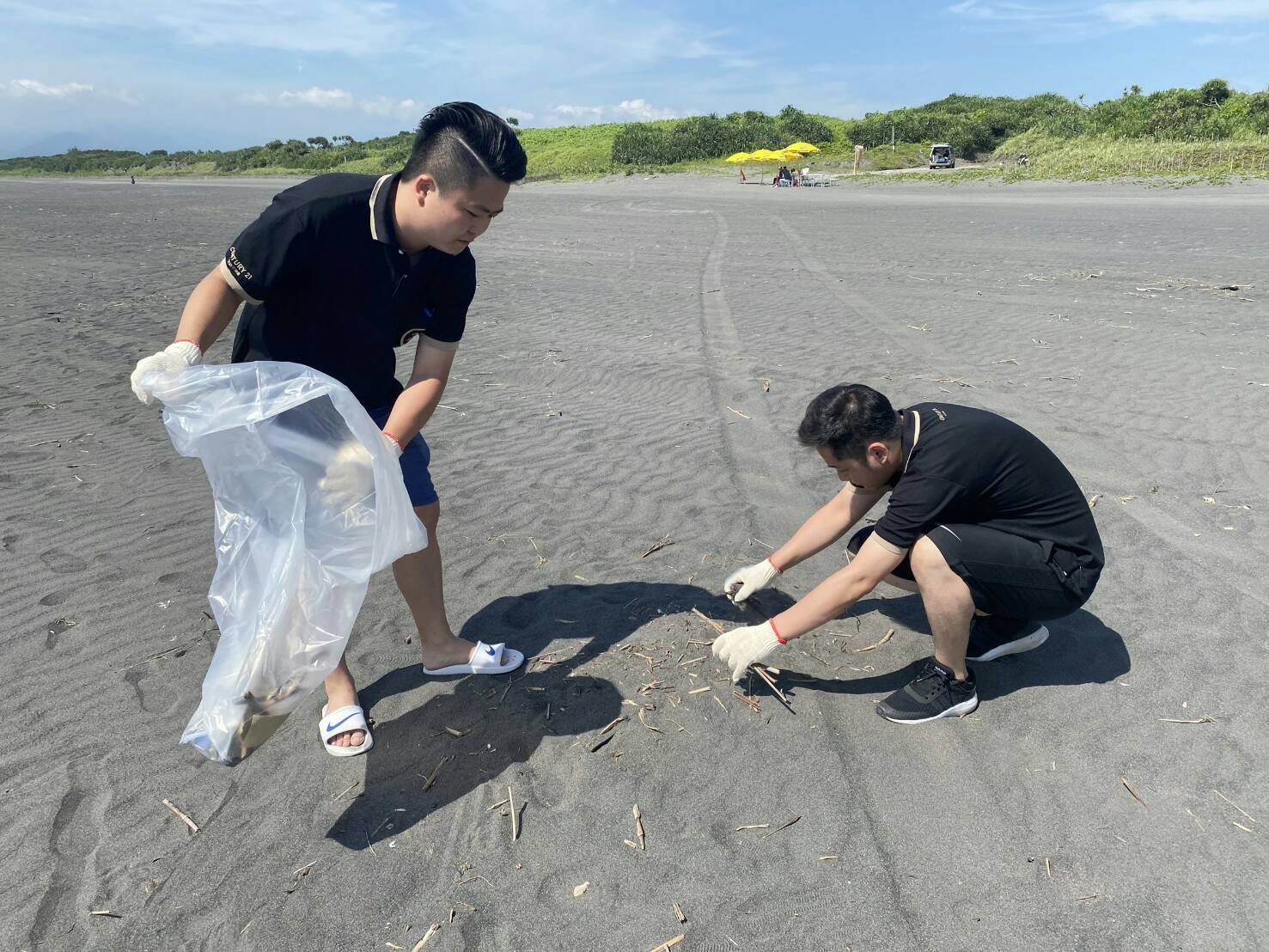 蘭陽21志工隊再度出擊 七十餘房仲業者齊聚五結淨灘