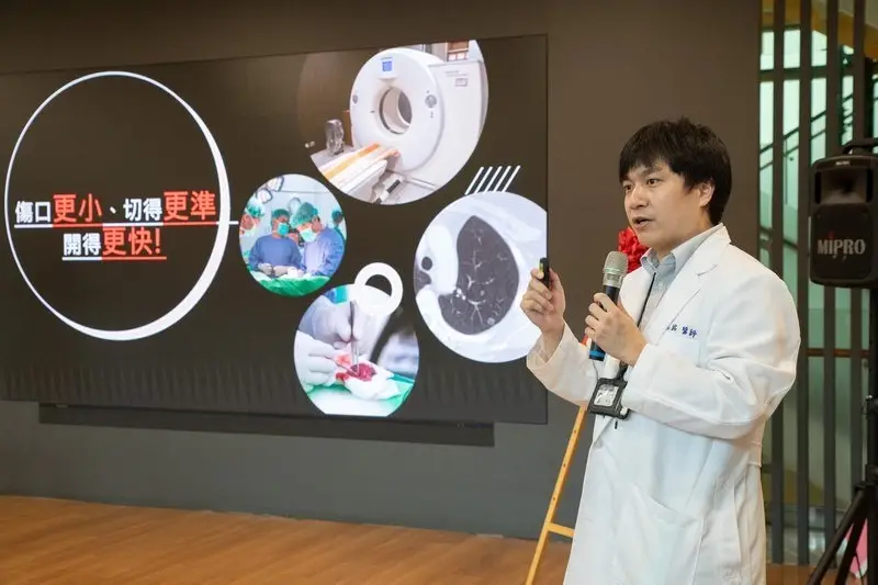 陽明交大醫院外科部蔡建和主任介紹「行動複合手術室（Mobile Hybrid OR）」概念搬進臨床實務。該系統憑藉全自動移動與精準定位技術，譽為「醫界特斯拉」。