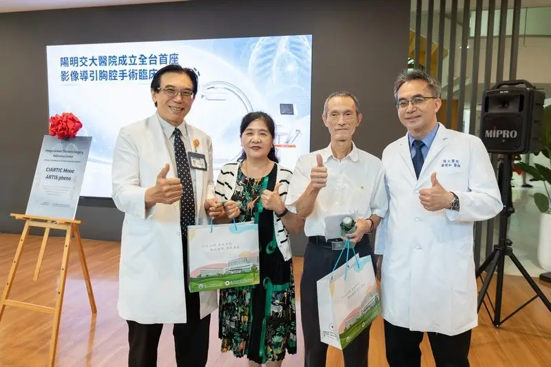 現場特別邀請成功接受精準定位微創手術的病友（左吳淑美女士、右林志龍先生）現身說法，分享在地就醫、快速康復的真實歷程。