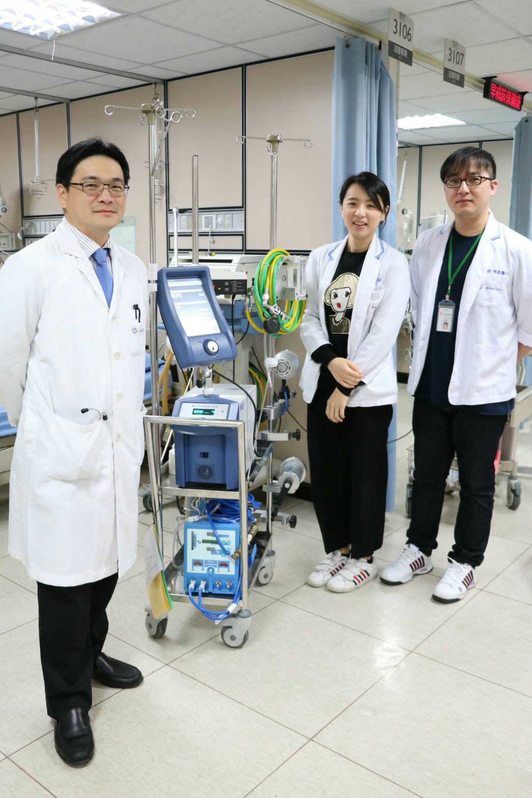 放置葉克膜的重要關鍵人物，左起心臟血管外科賴韋良主任、張渲翊體循師、陳易澤體循師