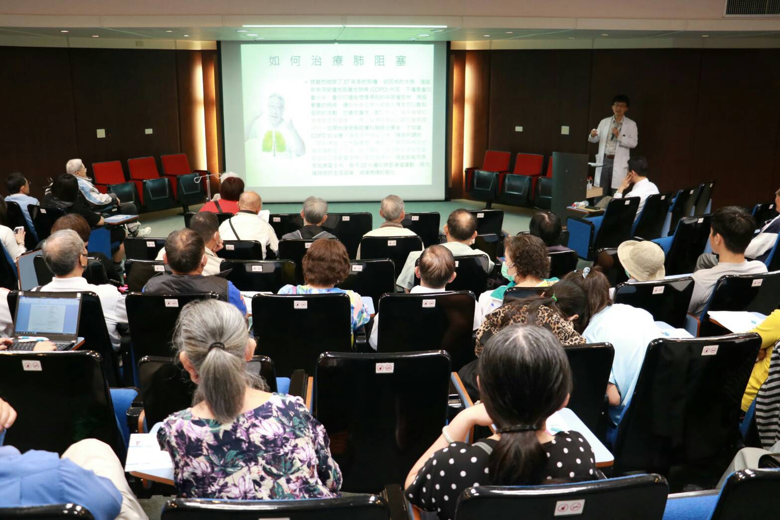 呼吸治療科主任洪明輝呼籲病友要多多運動，幫助病情控制