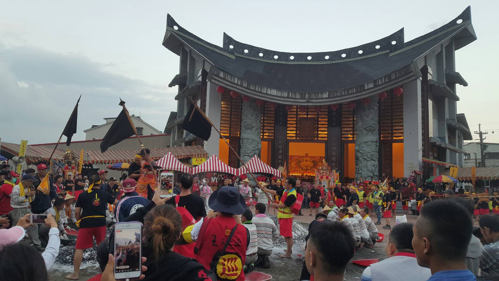 觀光景點、夜市及寺廟等，4月10日起人流管制