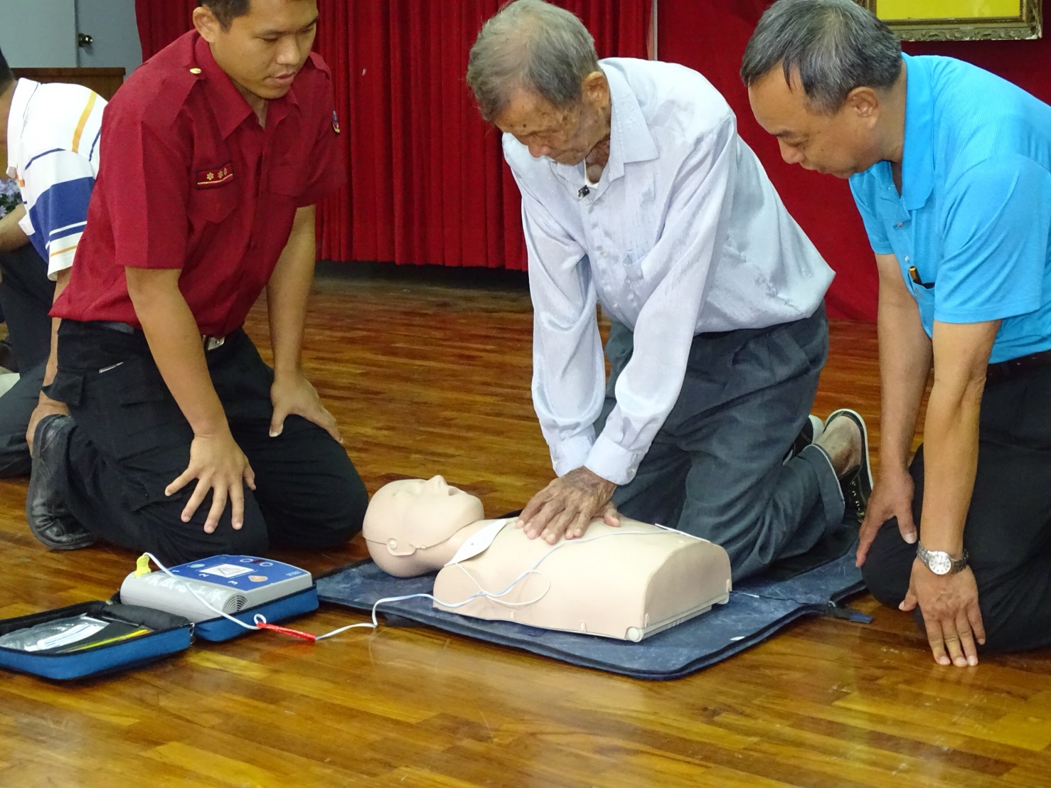 95歲的楊戊寅老先生認真學習