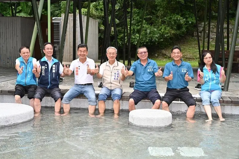 五峰旗泡腳池啟用合影