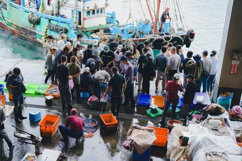 漁船進港後,現流漁獲隨即在魚市場展開交易,人群、魚貨與此起彼落的喊價聲,交織成大溪漁港最真實的日常風景。