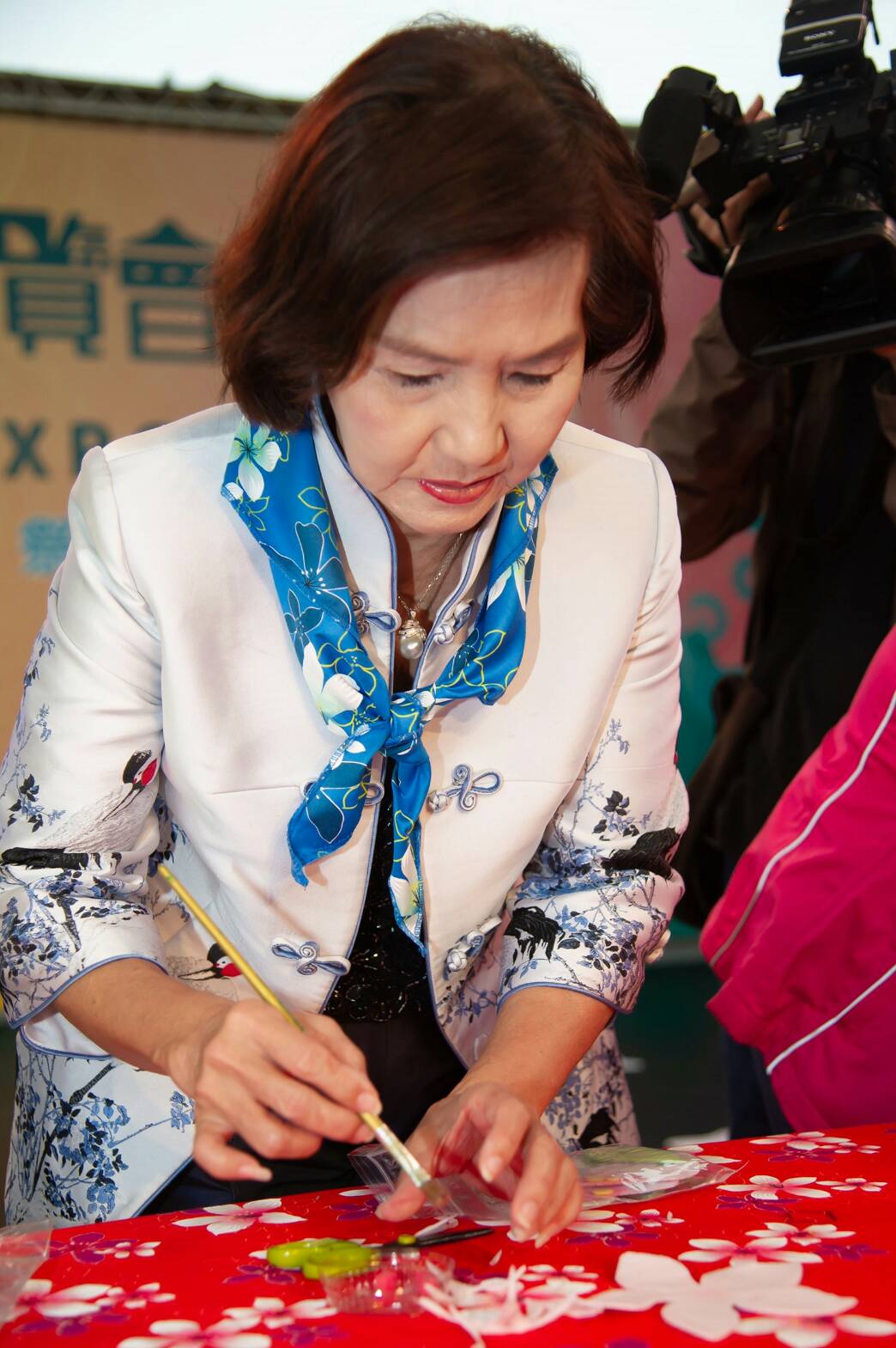 細妹按靚 林姿妙著客家服為桐花祭揭開序幕