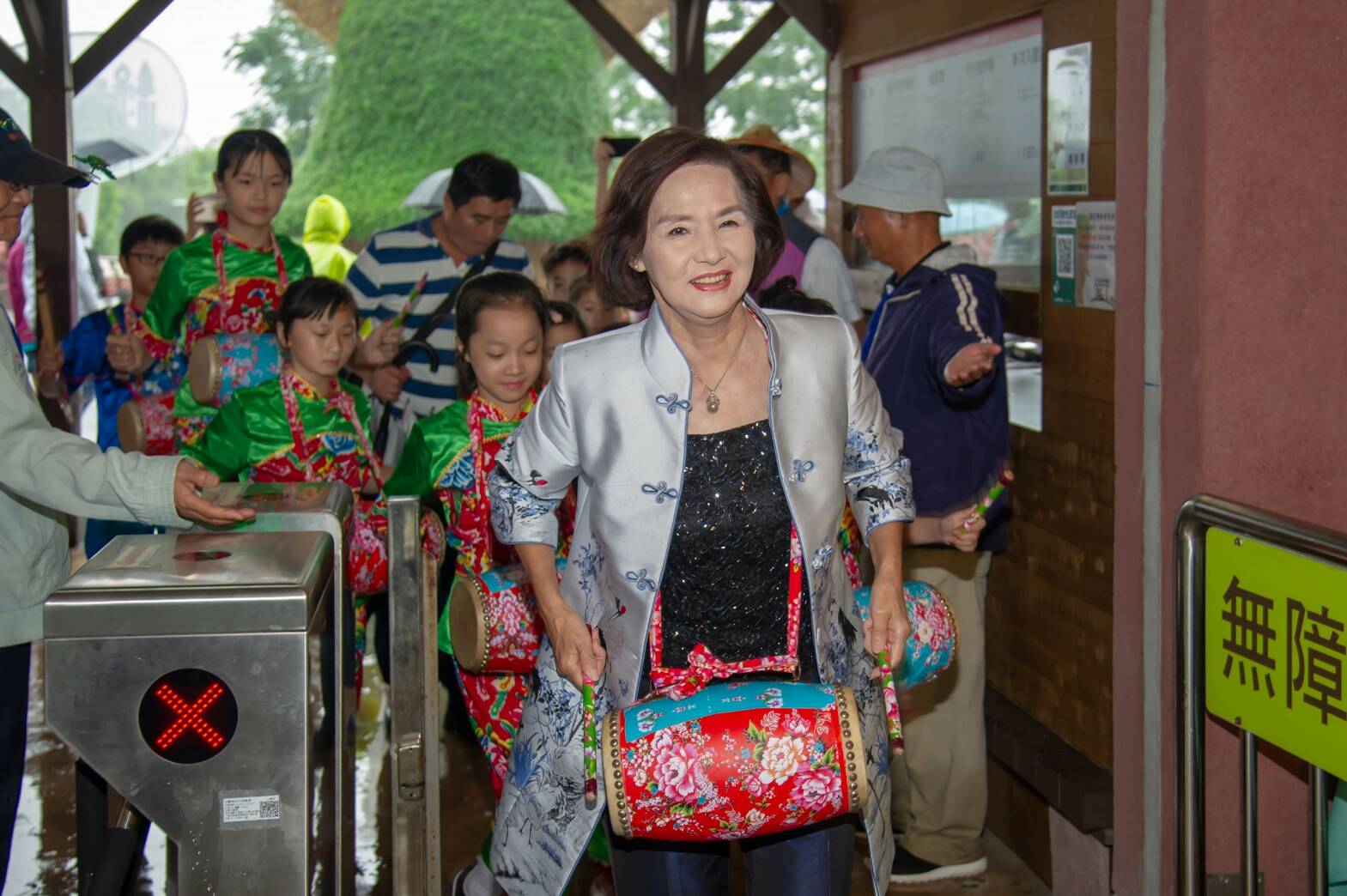 細妹按靚 林姿妙著客家服為桐花祭揭開序幕
