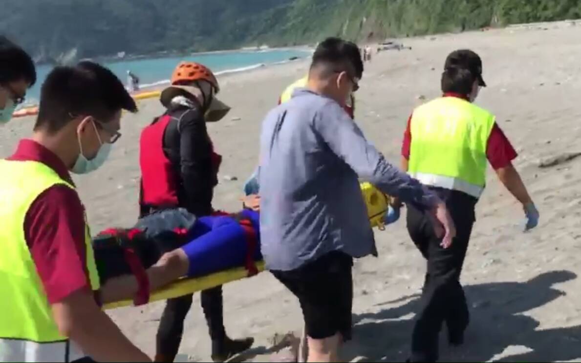 蘇澳鎮粉鳥林獨木舟翻覆造成2男遊客落海  