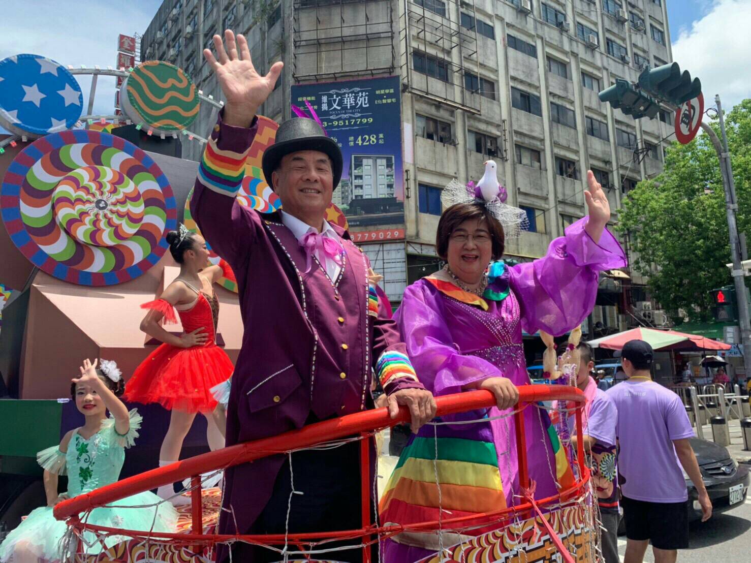 藝穗節炫藝夏踩街  動態光影白熊今晚暖身登