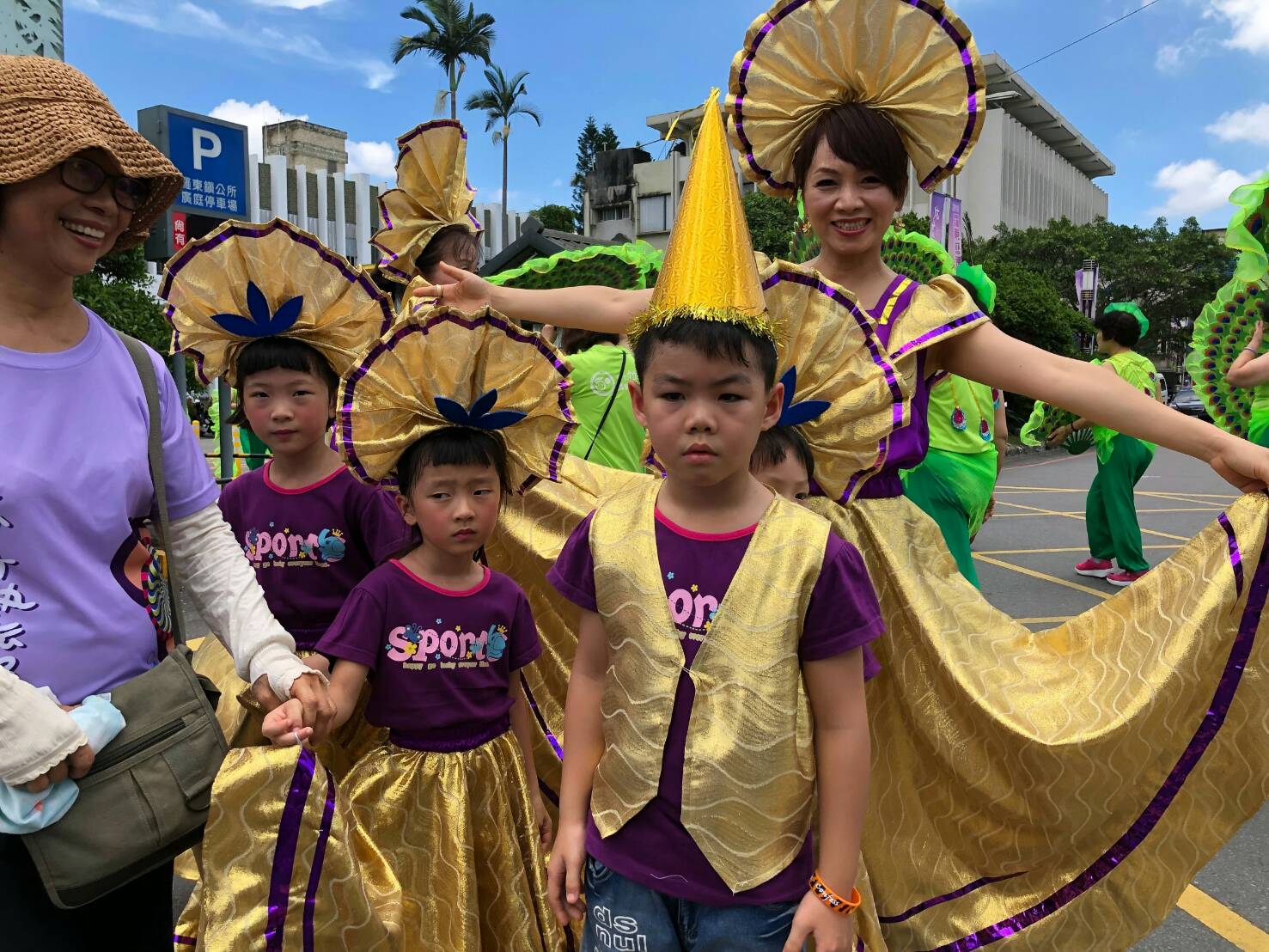 藝穗節炫藝夏踩街  動態光影白熊今晚暖身登場