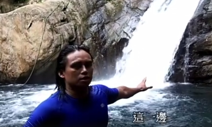 記者趙奇濤／專題報導（上） 在酷暑的夏季，宜蘭縣有豐富的山泉、瀑布、湖泊、海岸美景，都是戲水的好去處。 慕名前往南澳鄉金岳瀑布的遊客眾多，時有因不暗水性及特殊地形而發生意外。 來自南澳鄉一位泰雅族原住民──嵬浪．斗力，為免遊客戲水時發生意外，月前他在網路上PO了一段自製影片，提醒前來金岳瀑布戲水的遊客，留意多處特殊地形的安全，真誠自然地拍攝，吸引5.8萬多人觀看，佳評如潮，一夕爆紅。 令許多喜歡到溪邊戲水的遊客，在觀賞了影片之後，大大減低了自身意外的發生，也可能因此助人撿回一命，不致發生意外。 嵬浪．斗力返鄉創立泰雅痞公司，專業經營溯溪一職；他說，夏日炎炎，眾多遊客自行跑到南澳鄉金岳瀑布玩水，為了大家的安全，希望大家高興平安地來，也要高興平安地回去。故由當地泰雅族人和自己帶團的經驗，簡易製作了~金岳瀑布水域安全宣導~影片，提醒遊客們在玩水的時候呢，能夠多注意這幾個地方。 他的自製影片已有5.8萬多人觀賞，他在臉書上說，自製影片，說話會有點緊張，大家就請多多包容，別笑太大聲.....。 嵬浪影片剧情介紹── 針對到這邊來玩溪水的，我們特別介紹金岳瀑布，接下來我要介紹這條溪有哪些地方需要注意，因為我知道有很多人他們是自己來玩， 沒有裝備 ，沒有在地的團隊帶領， 所以我這次特別拍出短片，讓大家知道這一條溪流有幾個要注意的地方， 如果你們來玩 ，我們都非常歡迎大家來玩，可是一定要注意安全。 現在為大家介紹金岳瀑布第一層， 很多遊客來這裡玩 ，看到很瀑布沖下來的潭水很漂亮，喜歡跳下去， 現在我來講解 比較危險的區塊 ，今天的水還好，如果水大一點的話，會形成一個比較大一點的漩渦 ，在水中像有拉力的感覺， 在游的時候 ，第一次來這裡玩比較容易發生有出不去的感覺，現在我們請教練來示範一下。 教練現在是遊客，穿的是一般衣服，沒有裝備，「很高興你來玩，教練揮手一下」 遊客在原地 ，瀑布沖下水流的地方，就會把他拉過去，拉到瀑布那邊，你想要游出來的時候， 有時候會在旋轉，這個時候不太會游泳的就會有溺水的感覺，你就用力划水，但拍拍拍也到不了附近石頭那裡，然後被水拉過去。 現在為各位介紹這一段，稱之為懸崖關。 因為它兩側的岩石像懸崖一樣， 這個地方也是一個深潭， 要注意的是白色這個區塊， 我們在地人帶團的時候發現，很多外地的團都會卡在這邊，因為他不了解這個水流，它的水流會把人捲在這邊 ，我們近拍一下，待會我們請教練示範，他整個人會捲在哪裡，先不穿裝備示範，從上面滑下來，他人會從哪裡浮起來，沒有穿裝備的，從這邊滑下去，然後從這裡出來到，流後面去，但是有穿裝備的就會卡在這裡，教練穿了裝備滑下去，我們看到人會浮起來， 有沒有，結果那他會卡在哪裡。 教練用腳踢石頭彈出去一下，這是經驗也是本能，但是其他的人可能不會，整個會捲在哪裡，然後人就會卡在哪裡 ，如果從左邊或右邊跳下水，順著這個水勢然後我們到了比較淺的地方，這邊大家比較要注意的地方，就是如果滑倒的話，就會進到這邊白色水花，在這裡撞來撞去，最後會到這個大石頭旁邊。 我們走近一點看，因為這一邊忽然變成窄小，水流很容易在這裡捲起來，不管有沒有穿裝備，大家出來玩一定要留意。 夏日炎炎喜歡來這裡的遊客 ，請一定要注意自身安全 ，比較不了解的水域，最好不要下水，否則很容易掉入漩渦等等 看不見的危險，又沒有人在旁邊協助，一旦下去很難自救浮出。
