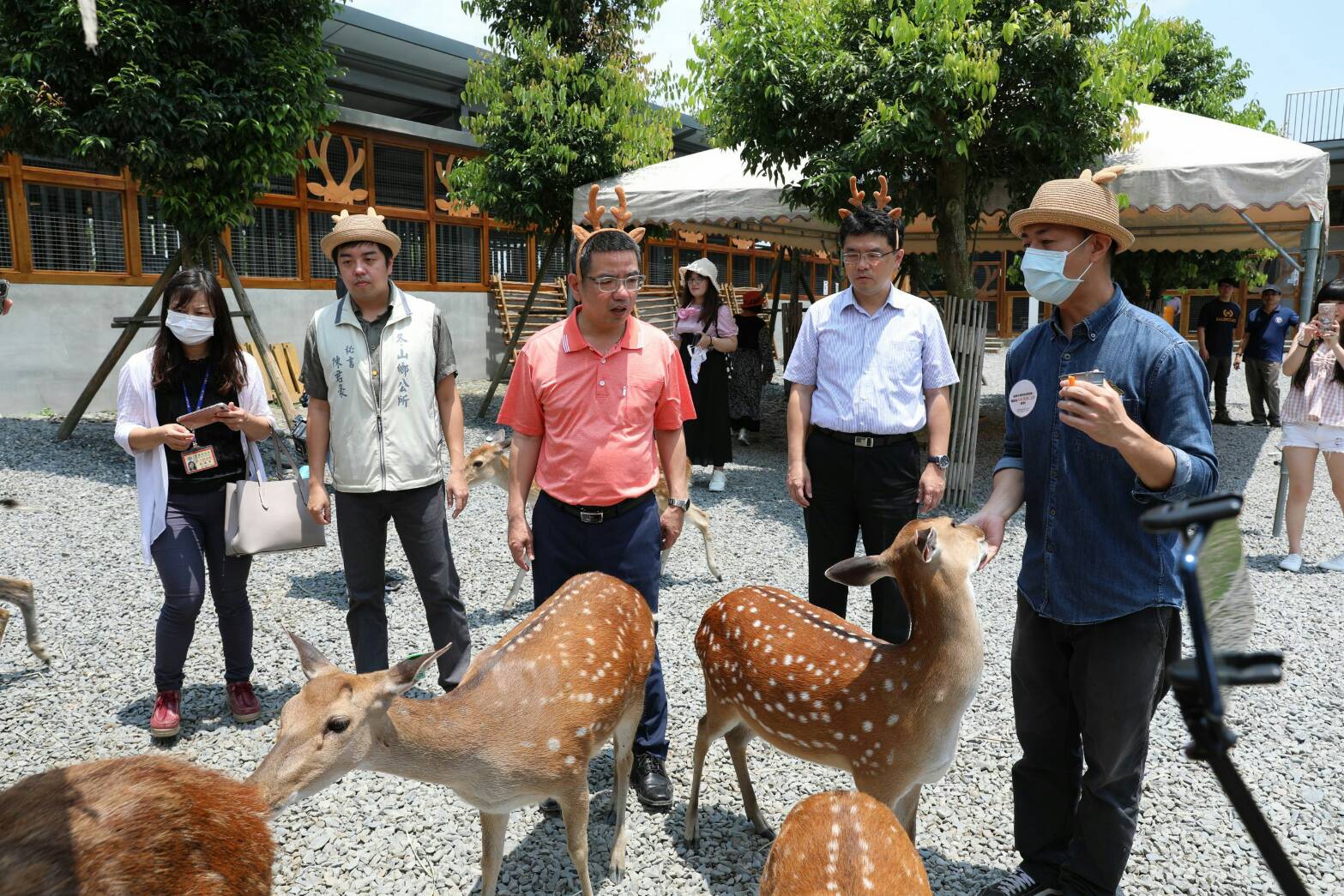 斑比山丘辦周年慶生 江聰淵市長贊助巧克熊環島餐車供民眾美食