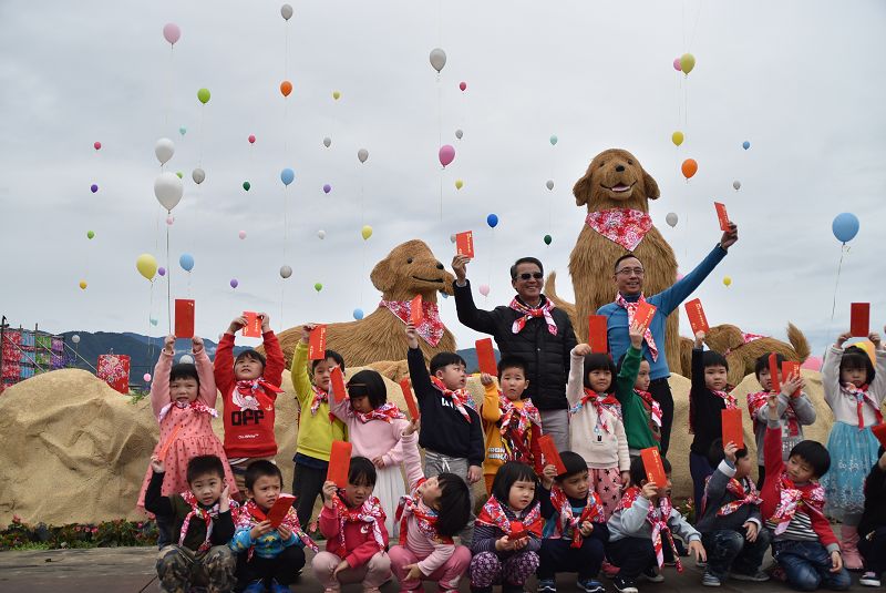 利用稻草製作的狗狗家族小朋友最愛