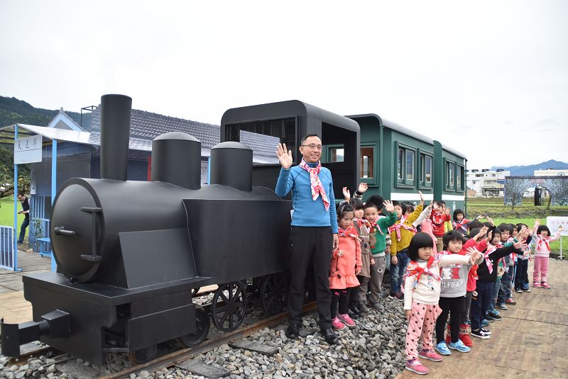 復刻版林鐵小火車陳列在天送埤火車站