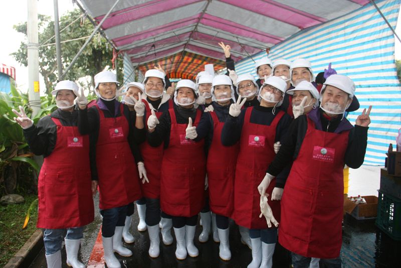 社區媽媽們也趕來幫忙