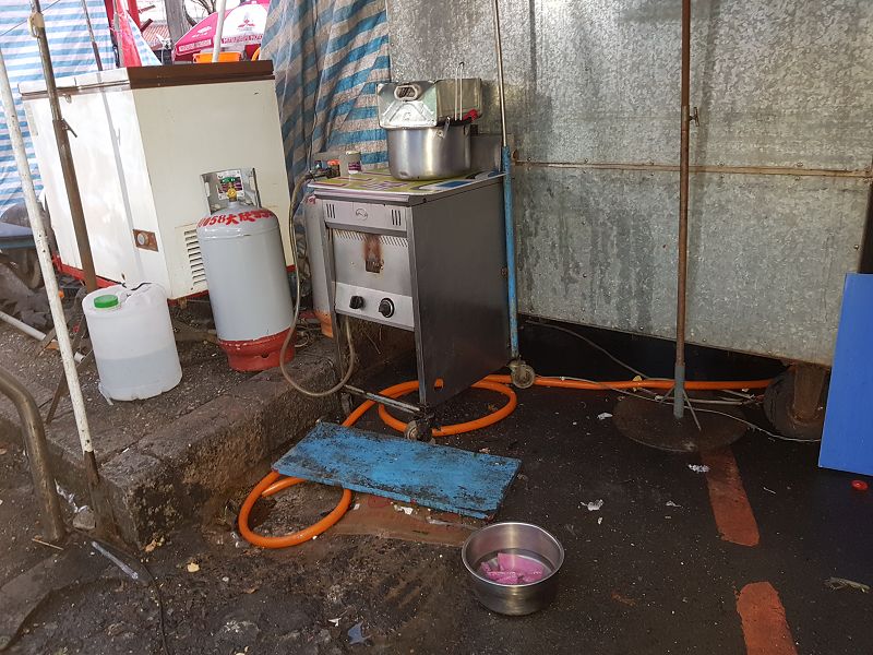 清潔容器放置地上任由老鼠，蟑螂攀爬