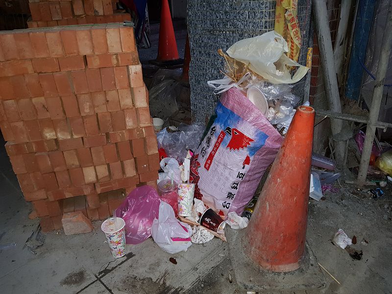 羅東夜市騎樓下滿地垃圾