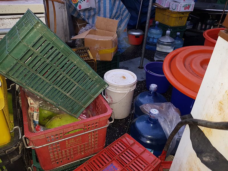 食材滿地堆放消費者與老鼠，蟑螂共食，消費者健康誰來把關