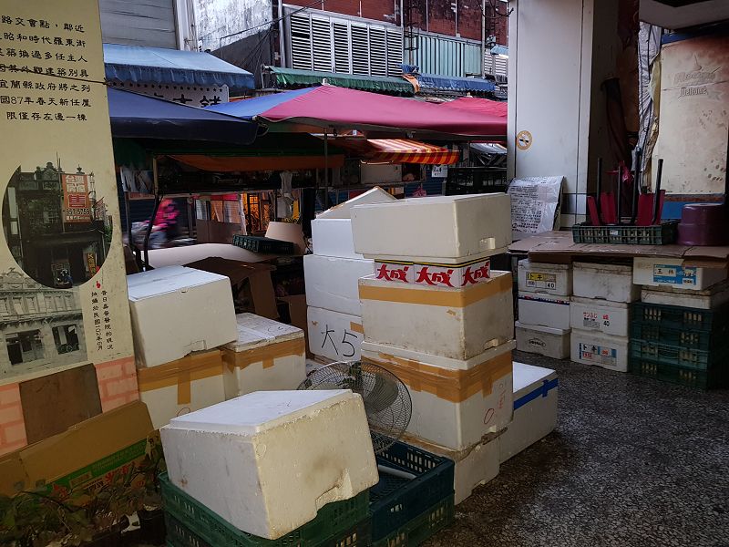 食材裝在保麗龍箱子裡未加冰凍