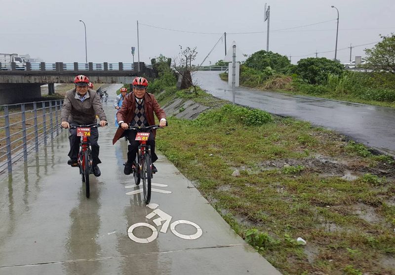蘇澳鎮長陳金麟雨中騎車逍遙遊