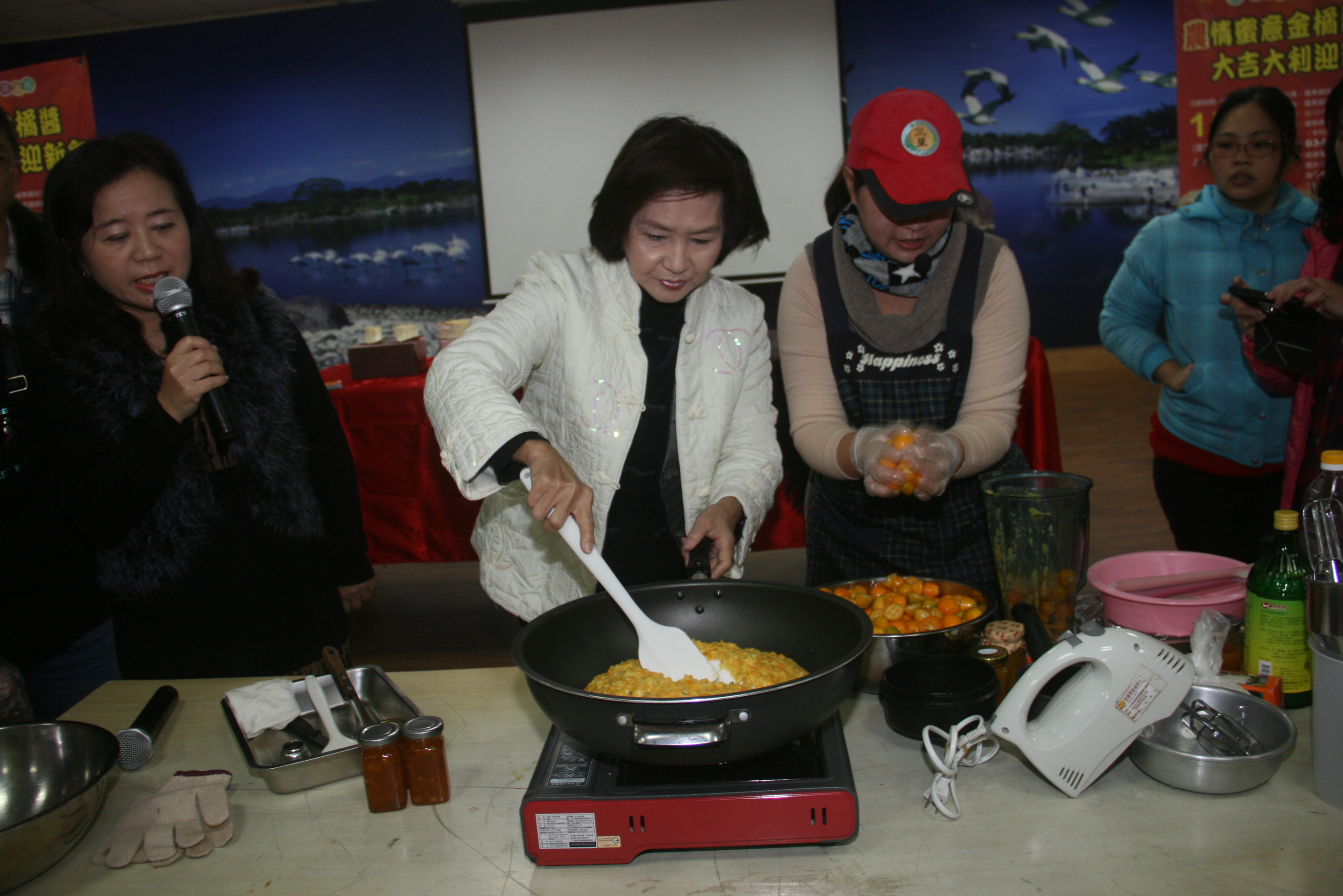 羅東鎮長林姿妙親自下廚製作橘子醬
