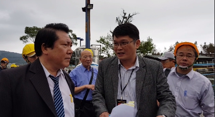 承租業者陳正光（左 ）配合司法人員點交