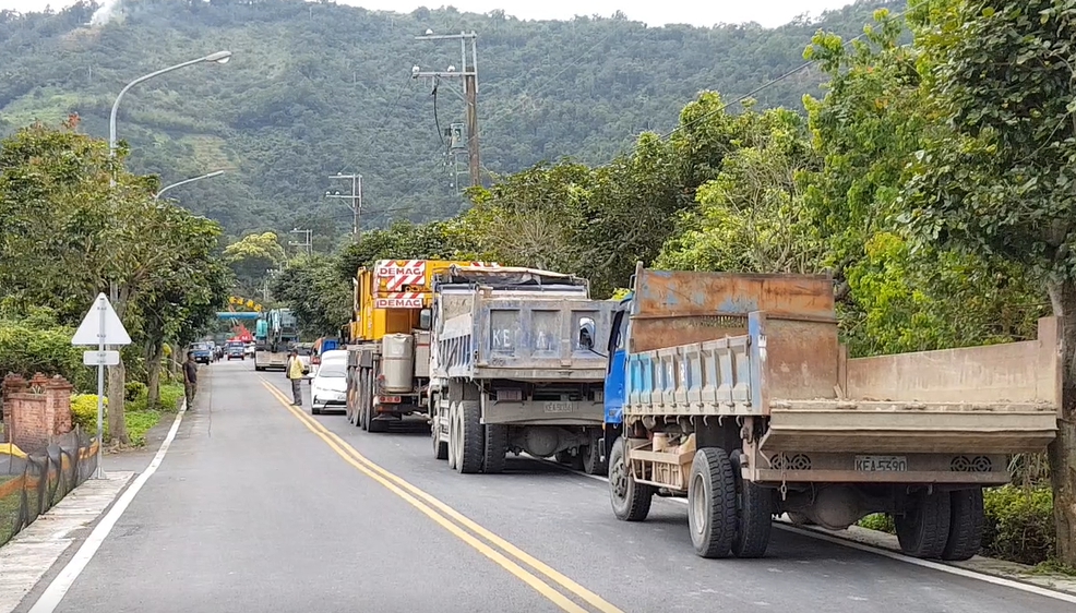 大湖風景區門口業者備有許多車輛準備載運
