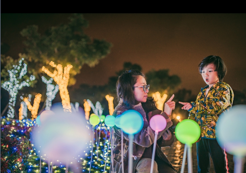 親子在浪漫的星光中拍照留念