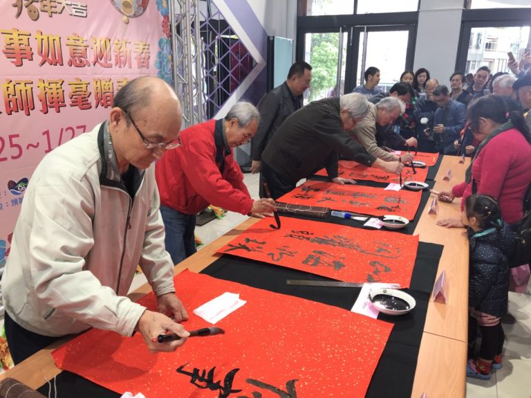 手寫春聯年味濃 頭城鎮公所邀名家大師揮毫