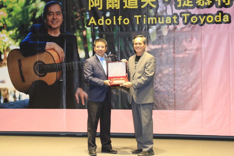 西班牙裔吉他大師阿爾道夫．提慕特  獲頒宜蘭市榮譽市民