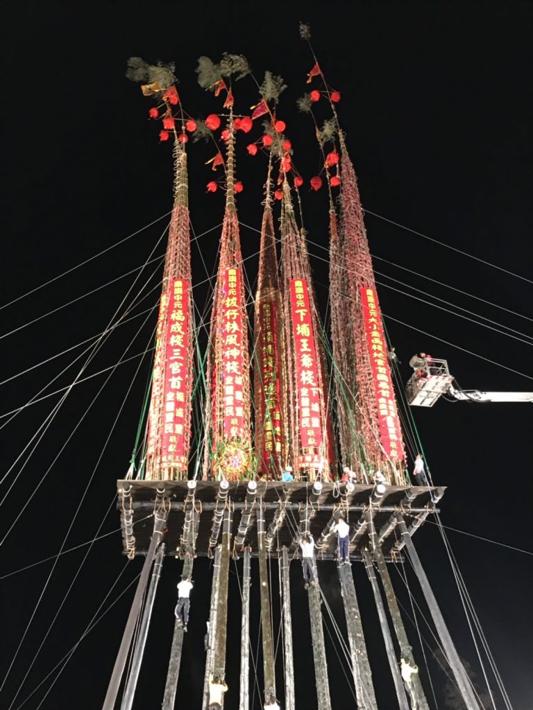 頭城搶孤之夜～ 第一位攀爬翻上孤棚平台的選手，裁判宣布成績不算…冠軍奪旗剎那【影音新聞】