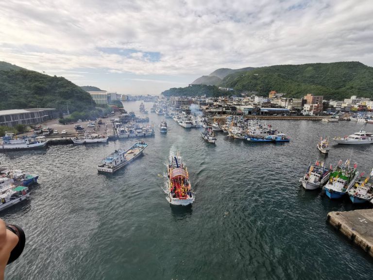 媽祖海上鼓浪出巡．各地信眾隨同遶境．