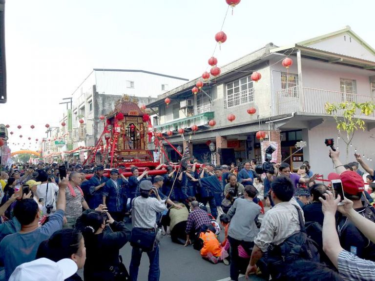 走尪系列活動利澤老街萬人纘轎下嗨翻天