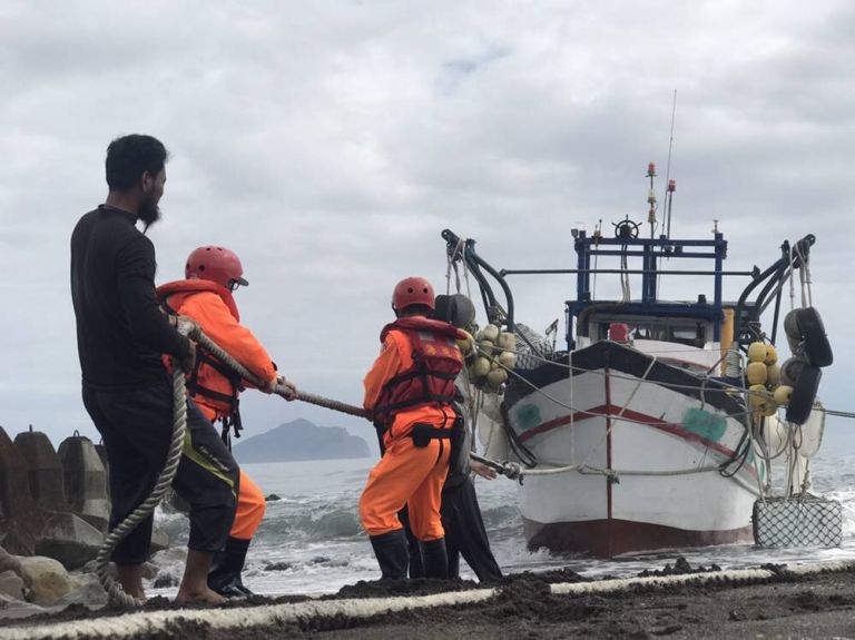 花蓮籍漁船疑不熟悉水域狀況擱淺 海巡即刻馳援