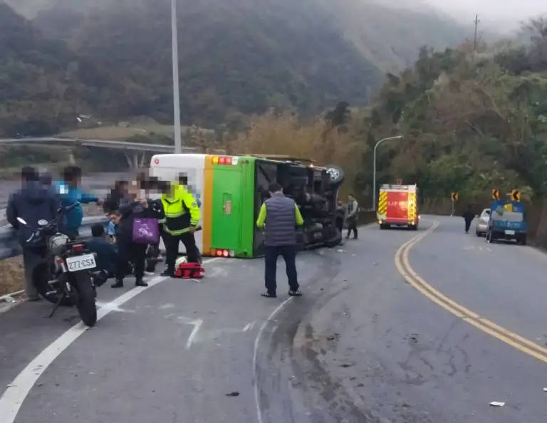 賞櫻遊覽車與小貨車碰撞四人傷  疑過彎駛入對向車道 【影音新聞】