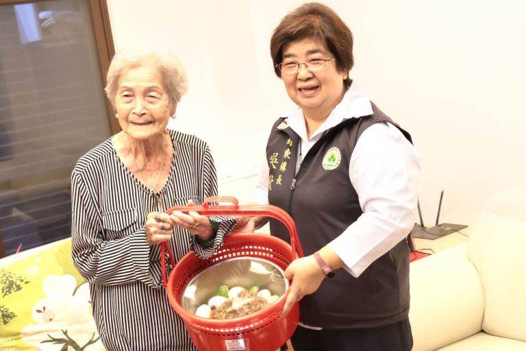 羅東長者勁福氣 鎮長親送百歲人瑞二萬元禮金及豬腳麵線【影音新聞】