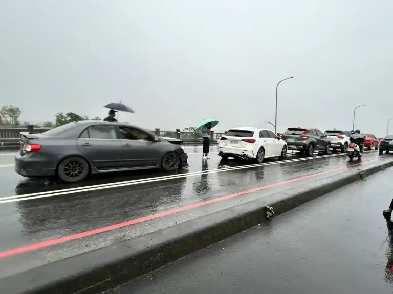 煞車不及 三星鄉葫蘆堵橋上5車連環撞【影音新聞】