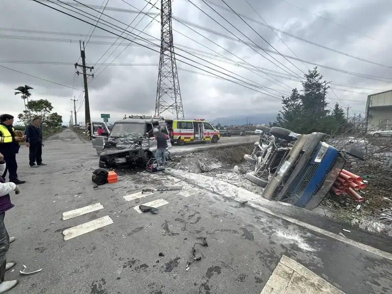 驚險一瞬間 二貨車叉口擦撞翻覆並起火燃燒【影音新聞】