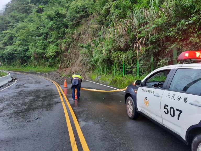 豪雨易落石坍方 三星警方及時排除道路障礙【影音新聞】