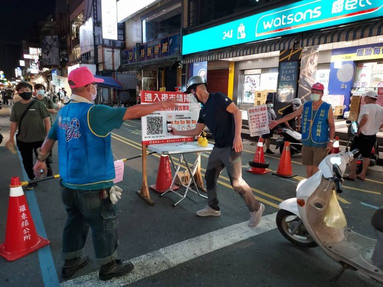 羅東夜市疑違反內用飲食 餐店老闆及3顧客遭送裁罰【影音新聞】