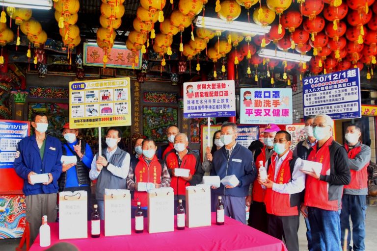 憂心擴大感染 三星公所針對宮廟暨公有市場攤位發放口罩