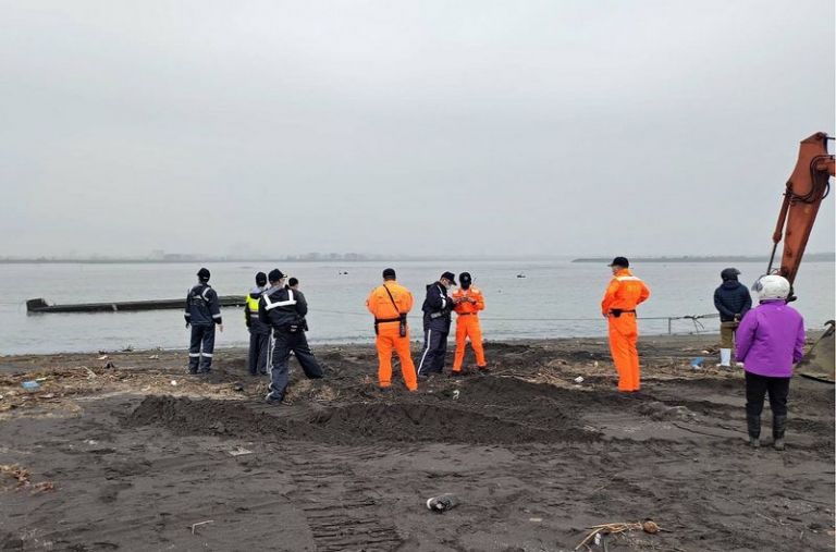 膠筏翻覆人員落水．幸無傷亡