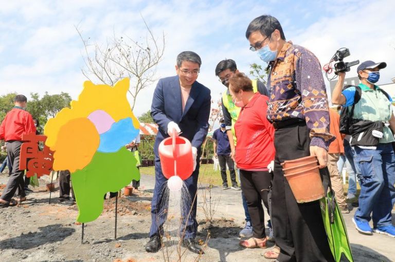 宜蘭市植樹節～民眾熱鬧持發票換苗木