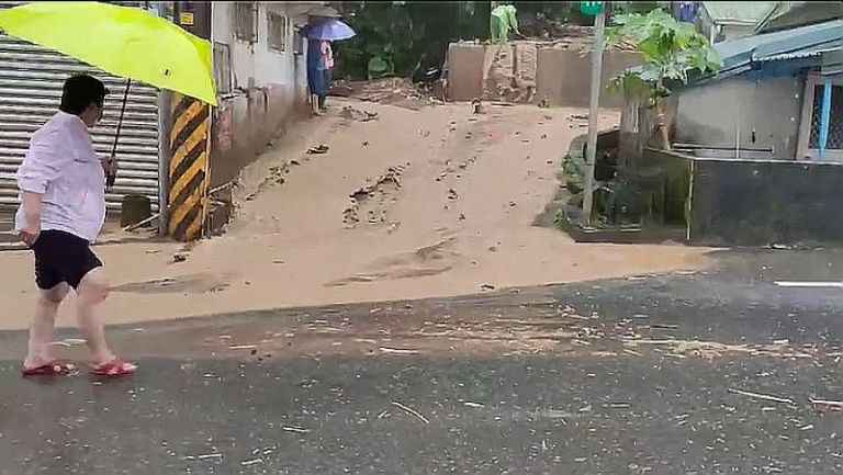 土石流釀災阻路．礁警冒雨疏導【影音新聞】